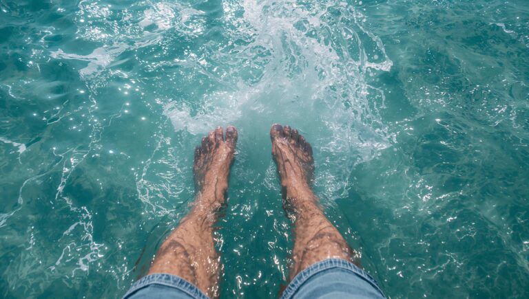 cooling-summer-wallpapers-feet-in-turquoise-ocean-laptop