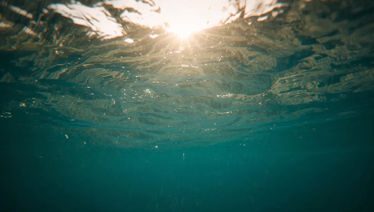 vintage-beach-wallpapers-aesthetic-underwater-perspective-retro-sunlight-laptop