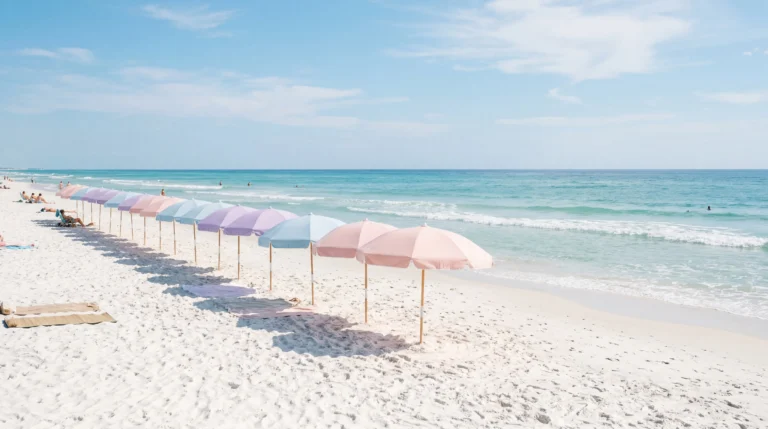 pastel-summer-wallpapers-cute-beach-umbrellas-laptop