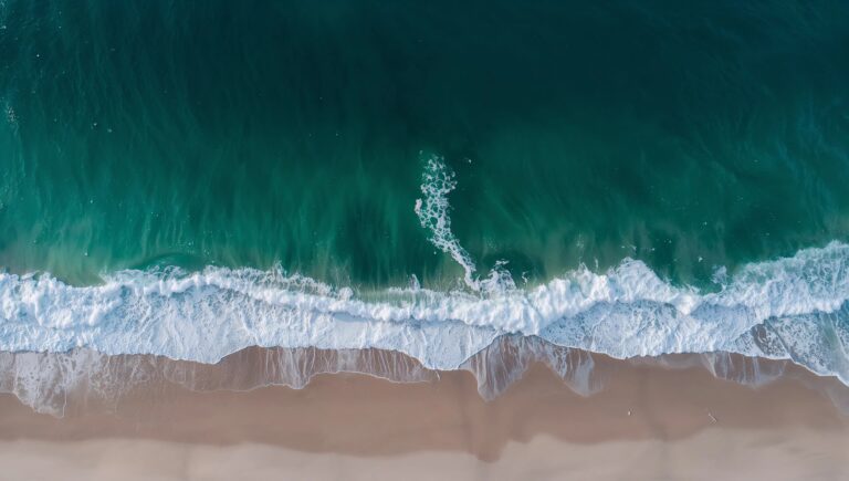 clean-summer-wallpapers-aesthetic-teal-wave-line-laptop